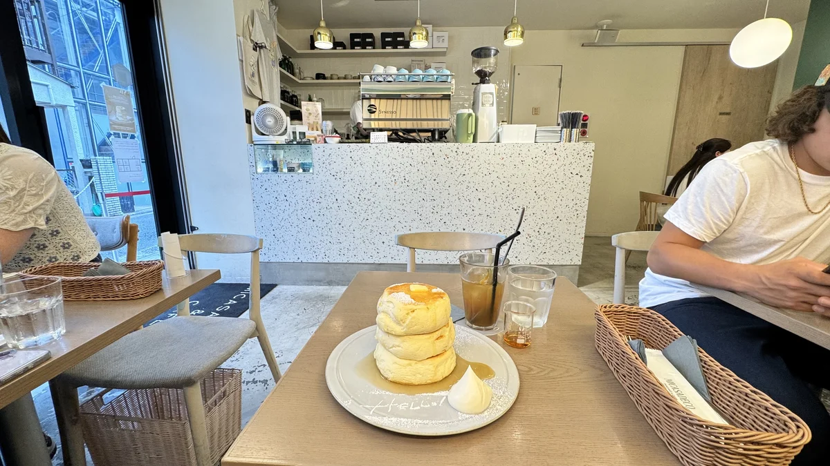 ミカサデコ&カフェの店内。Synesso社製のエスプレッソマシンが置かれたカウンターとゴールドのペンダントライト