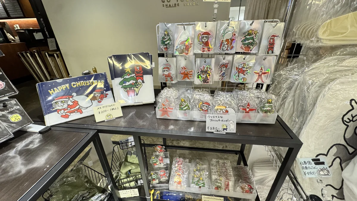 モナジアナのクリスマス限定グッズ。ホログラム仕様のアクリルキーホルダーとA5クリアファイル「HAPPY CHRISTMAS」