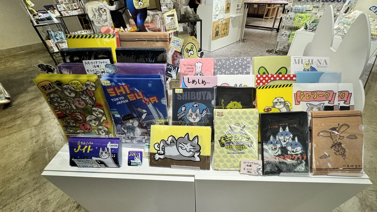 モナジアナのクリアファイル販売コーナー。SHIBUYA限定デザインやテレワークデザインのA4・A5クリアファイルがずらり