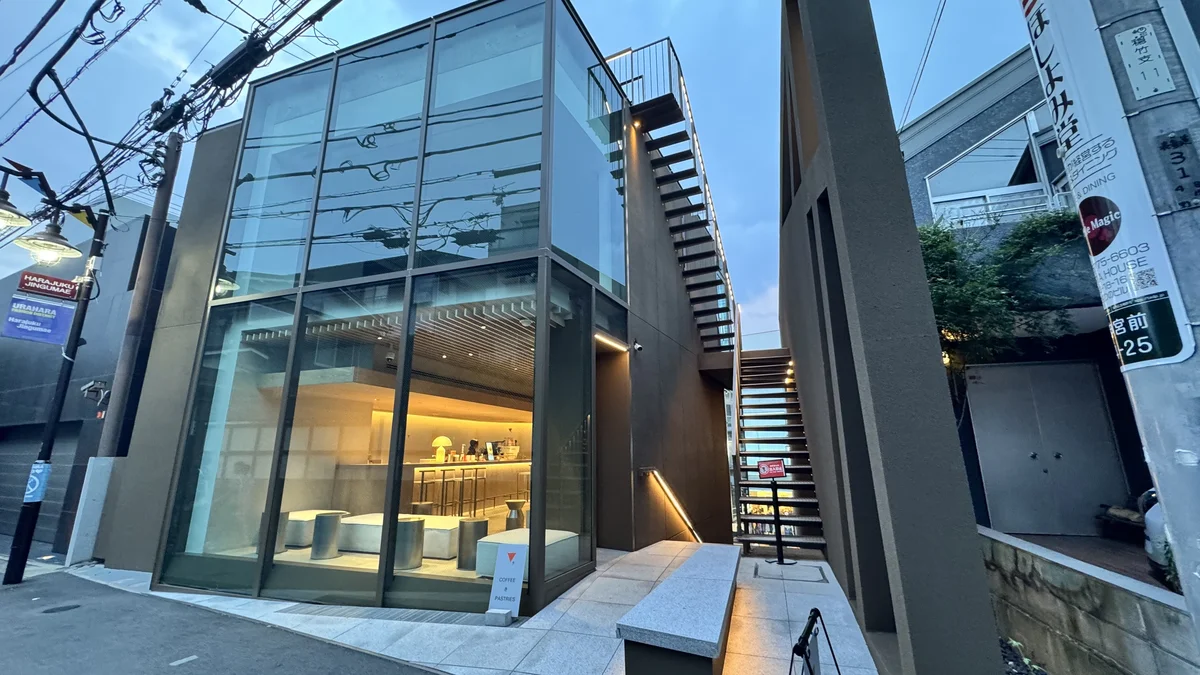 QUARO 1階のガラス張りテイクアウトカウンター。「COFFEE & PASTRIES」の案内板