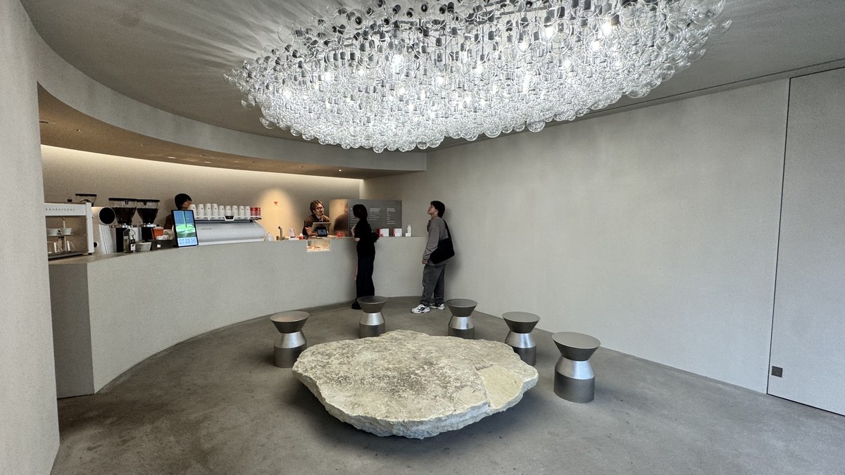 QUARO: A stylish, minimalist café in the Omotesando and Harajuku area. It also offers courses supervised by a barista champion.