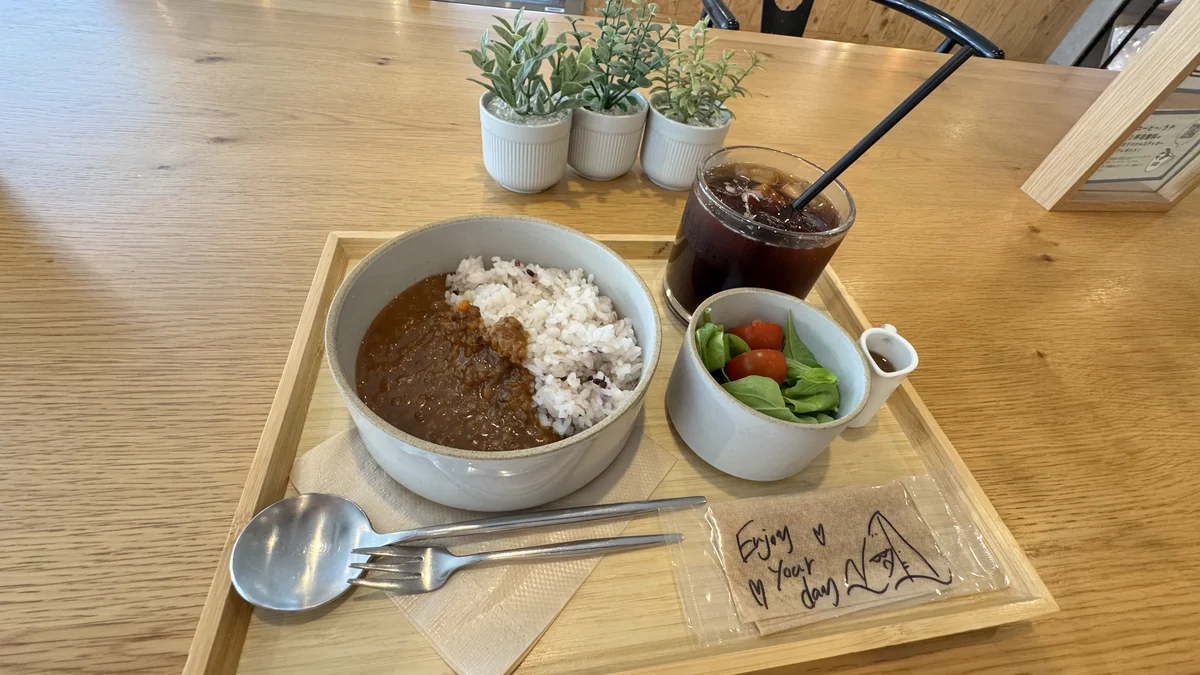 有機キーマカレーセット。カレー、白ご飯、サラダ、ドリンク、メモ付き木製トレー