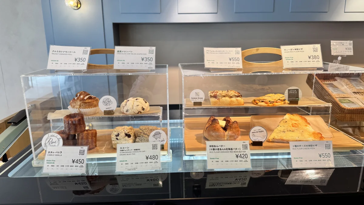 SHARK COFFEEの店内。木のテーブル、観葉植物、落ち着いた空間