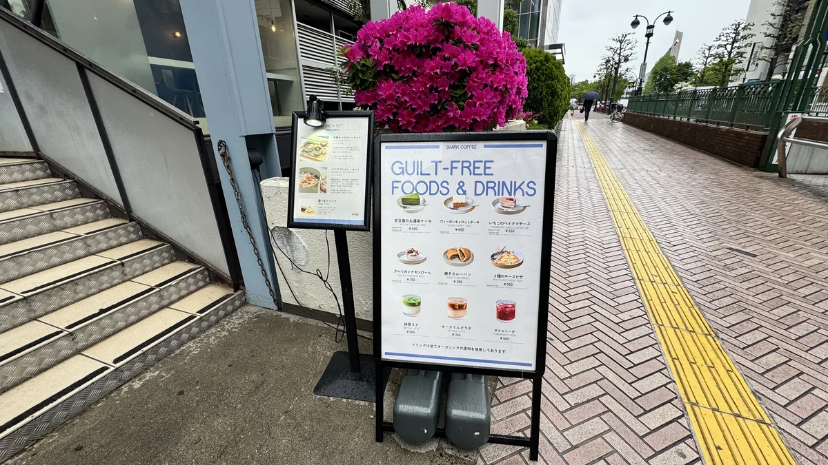SHARK COFFEEのメニューボード。GUILT-FREE FOODS & DRINKSと書かれている