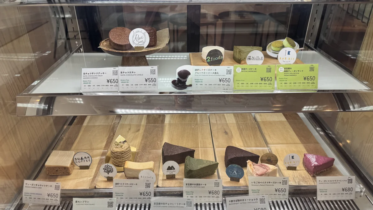 焼き菓子コーナー。ロール、パン、ケーキが整然と並ぶ