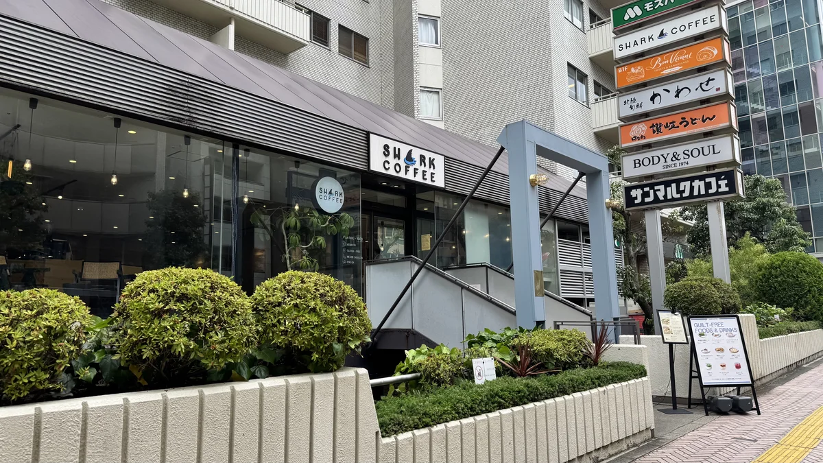 SHARK COFFEEのケースに並んだスイーツ。グルテンフリー・ヴィーガン対応が豊富