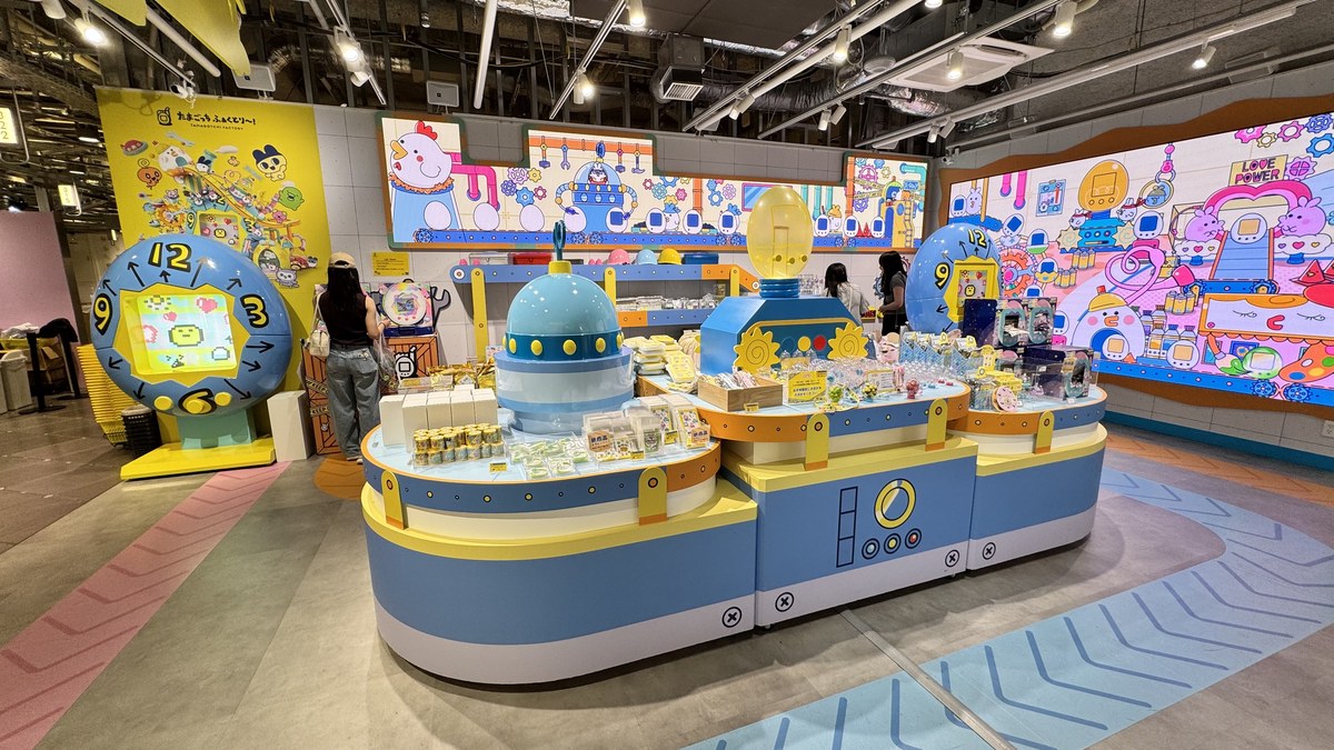 たまごっち ふぁくとり~!店内のボート型什器と「LOVE POWER」たまごっち製造ラインの壁面イラスト