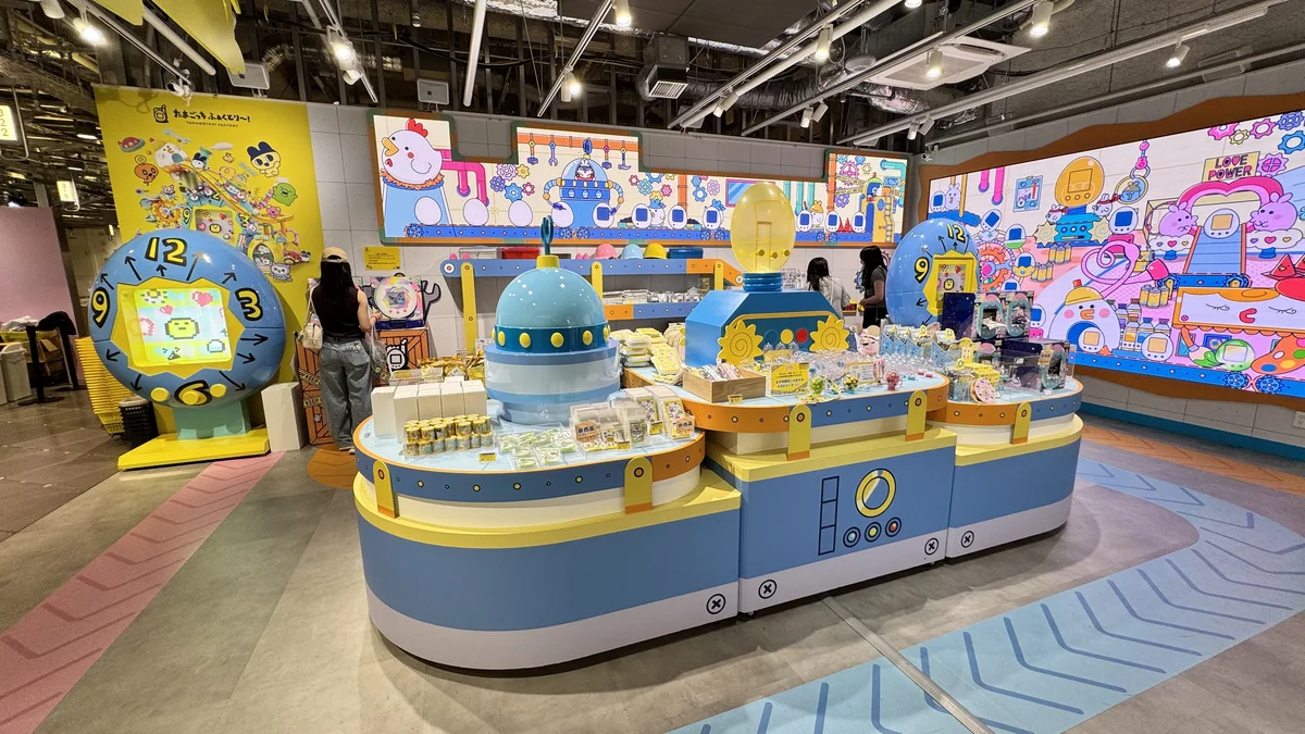 たまごっち ふぁくとり～！店内のボート型什器と「LOVE POWER」たまごっち製造ラインの壁面イラスト