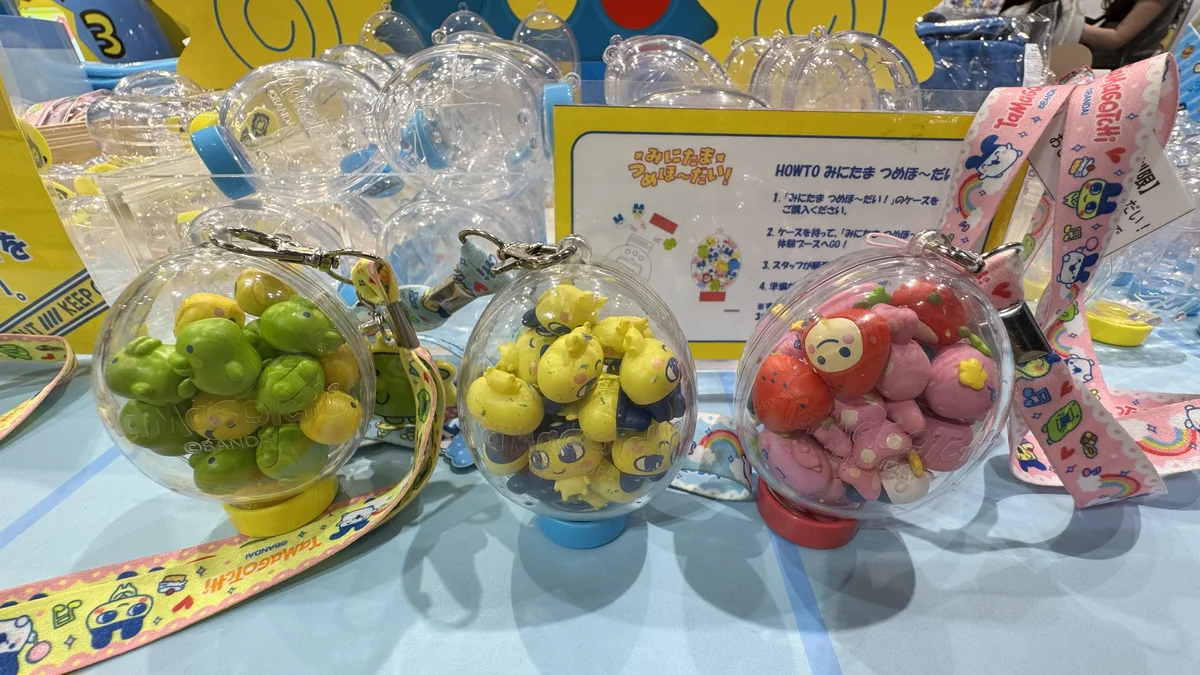たまごっち ふぁくとり～！限定「みにたま つめほ～だい！」のクリアボトルキーホルダーサンプル。グリーン・イエロー・ピンクのミニフィギュア詰め合わせ