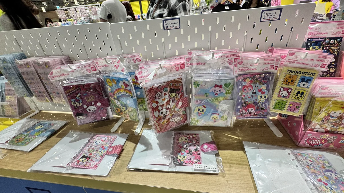 たまごっち ふぁくとり～！たまもりしーる帳セットとキャラクターデザインのノート、ステッカー各種