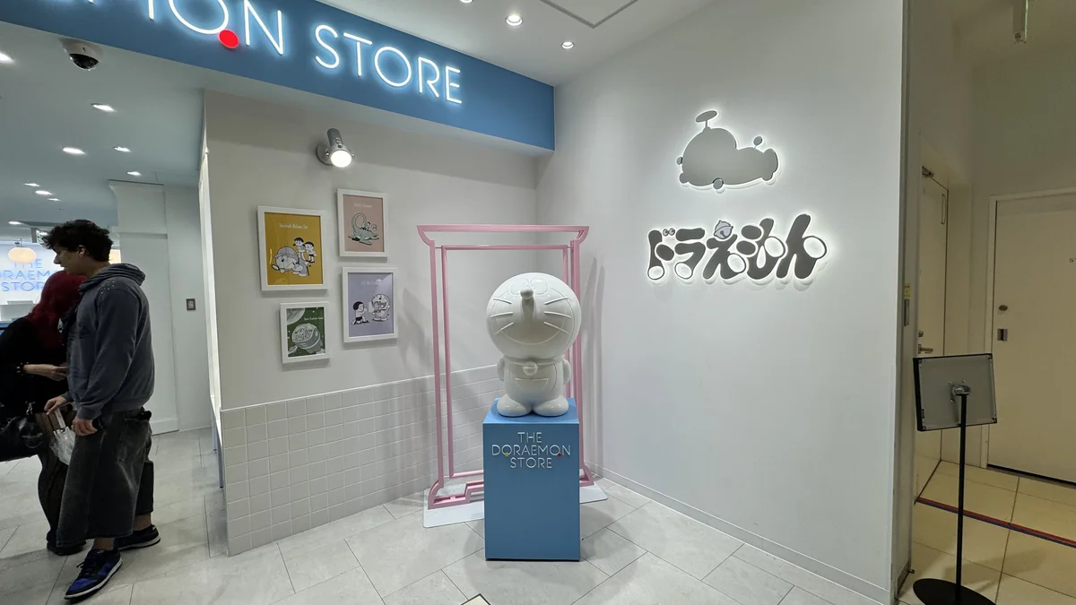 THE DORAEMON STORE入口のまっしろなドラえもん像とどこでもドア