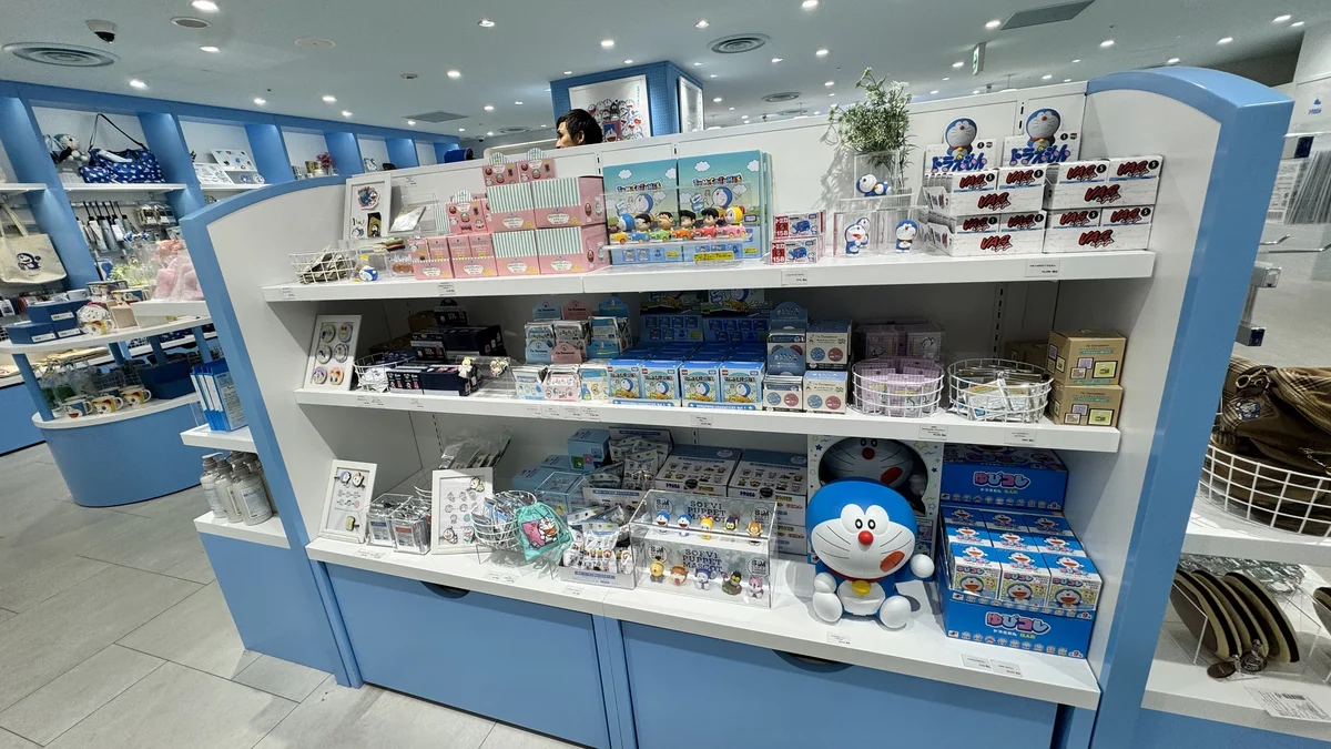 トミカやフィギュア、ぬいぐるみが並ぶ棚