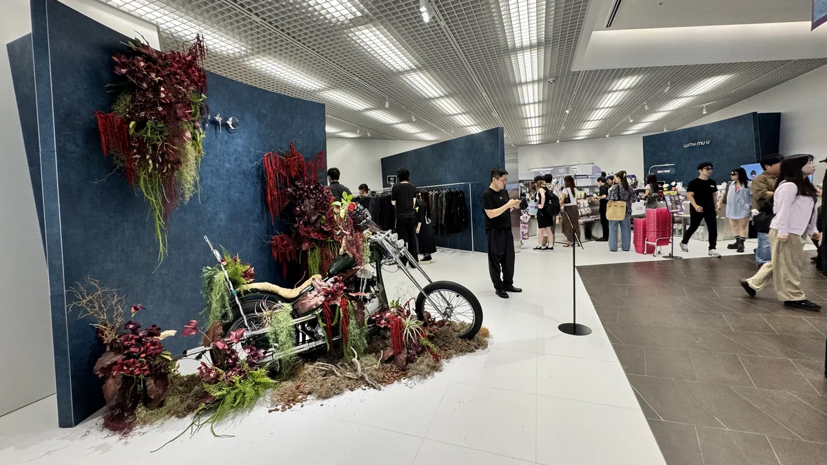 花とバイクをモチーフにしたアート装飾