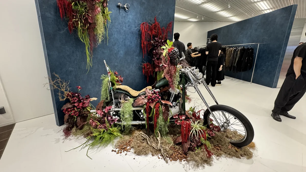 花とバイクのアート装飾を別アングルから