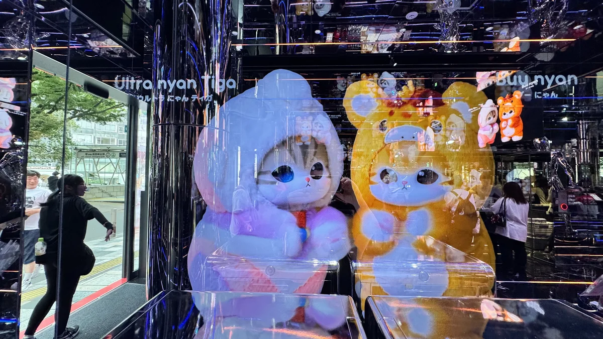 鏡越しに見えるウルトラにゃんティガの映像