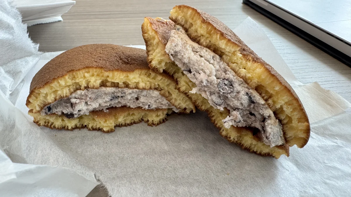 あずきマスカルポーネの生どら焼きの断面
