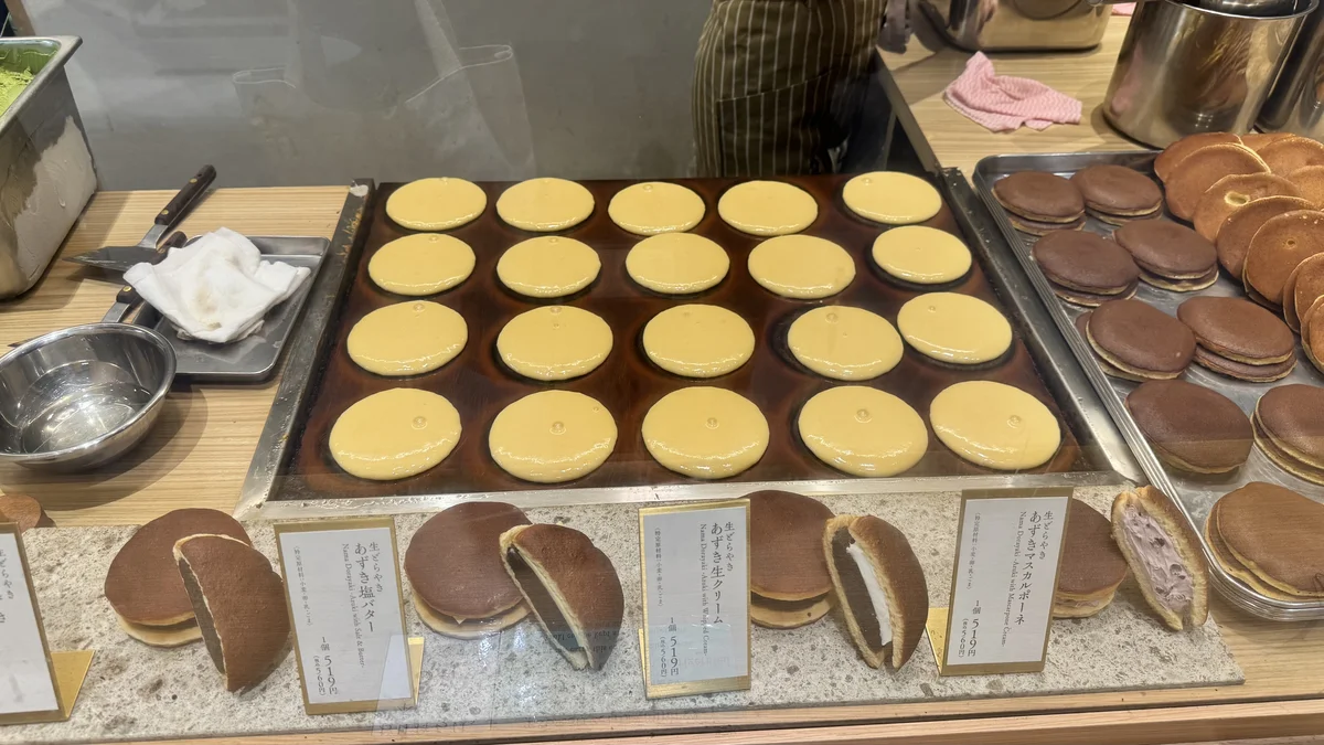 鉄板で焼き上がるどら焼きの生地