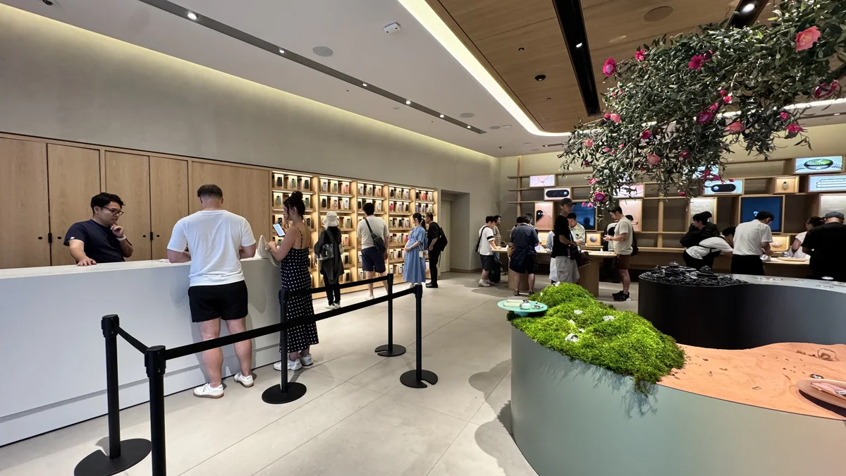 Google Store 表参道 1F 内観|木を基調とした落ち着いた空間