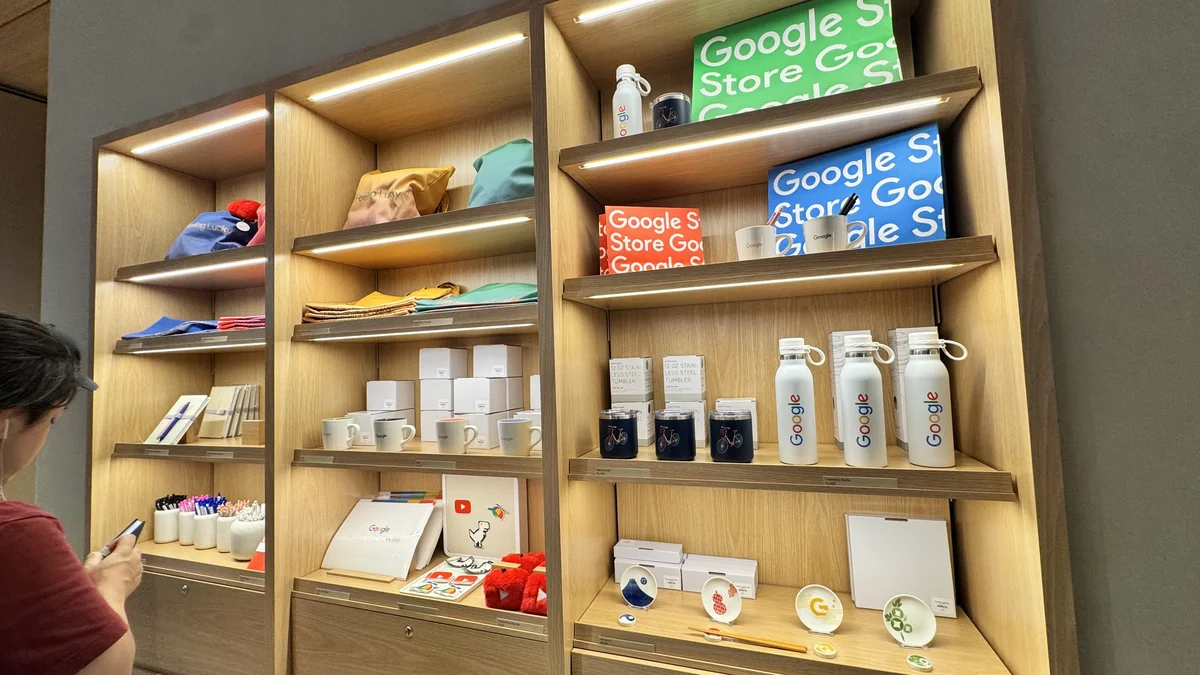 Google Store 表参道 グッズ棚|日本限定・Googleオリジナルグッズ