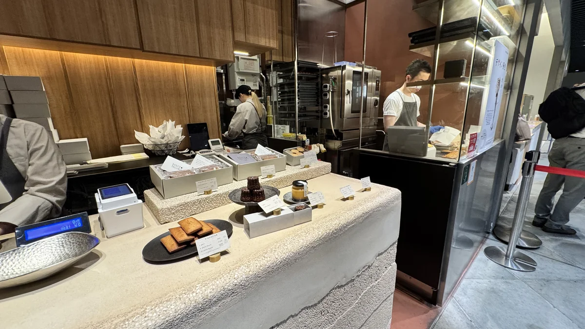 DOLCE TACUBO Caffeのカウンター全景。ギフト用フィナンシェやドリップバッグも並ぶ