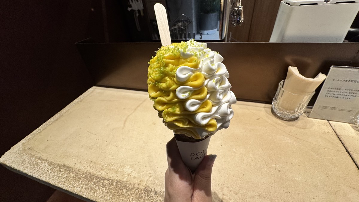DOLCE TACUBO Caffeのソフトクリームのクローズアップ。ライムの皮がトッピングされている