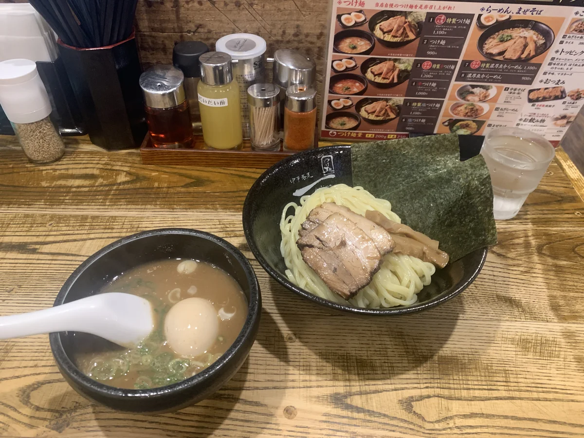 一(hajime)原宿店の特製つけ麺。厚切りチャーシューとメンマがのった麺と、濃厚なつけ汁に味付け玉子が入った器