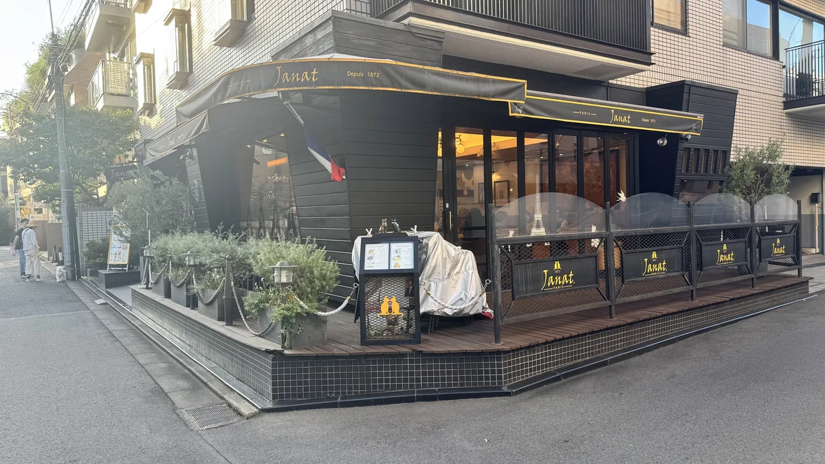 表参道ジャンナッツ(JANAT)の外観。フランス国旗が飾られた黒いコーナー店舗