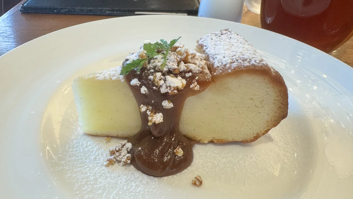 ジャンナッツのマダガスカル。バニラケーキに濃厚なキャラメルソースとアーモンドダイスを添えたケーキ