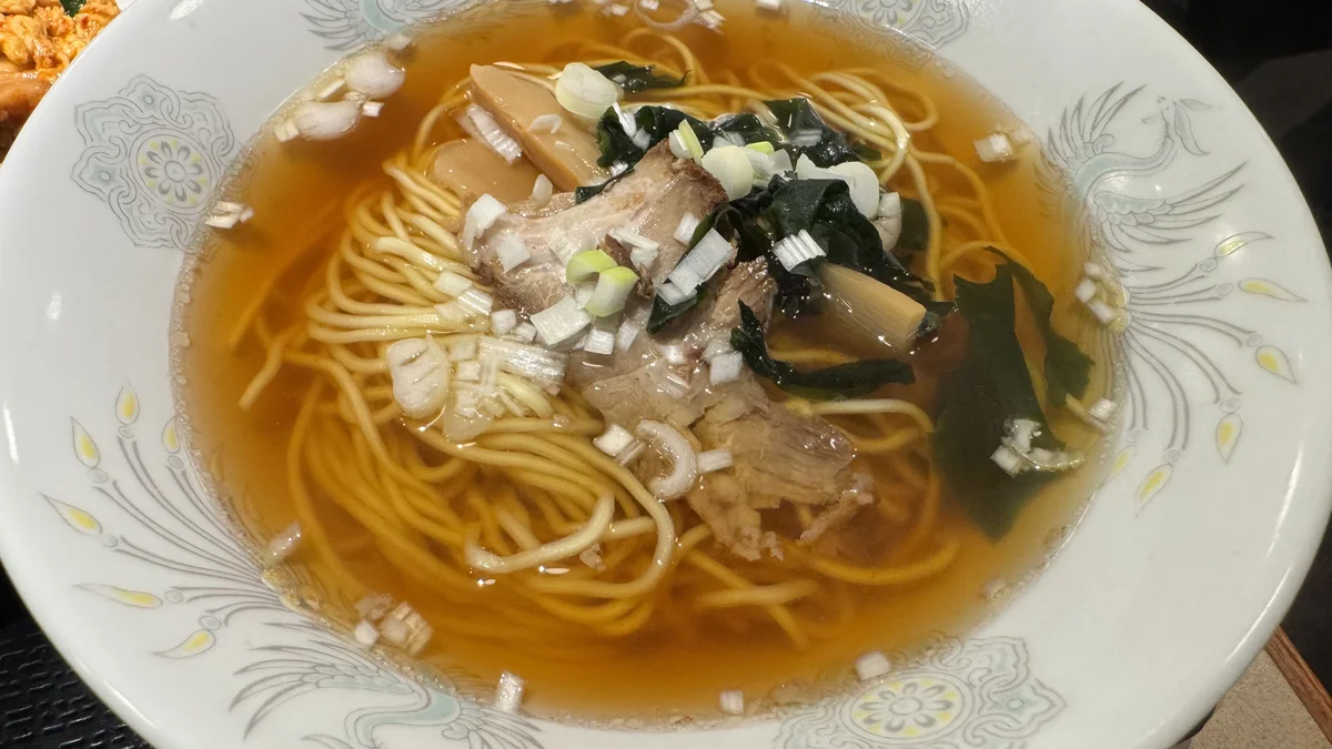 胡弓のラーメン。チャーシューとメンマ、わかめがのった醤油スープ