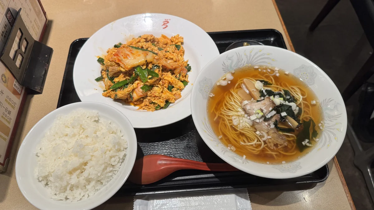 キムチ玉子炒めとラーメン、ライスが並ぶボリューム満点のテーブル