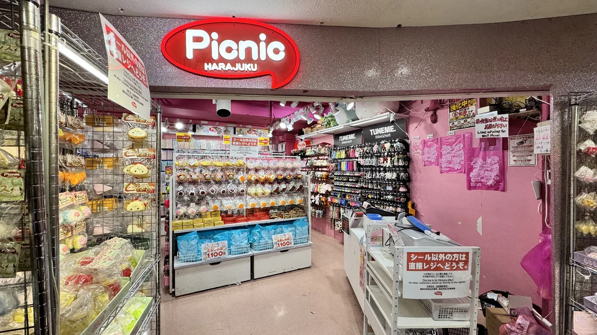 原宿Picnicの店内入口。赤い「Picnic HARAJUKU」のロゴサイン
