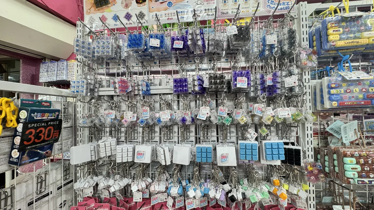 KACHI KACHIキーボードクリッカーの棚全体。SPECIAL PRICE 330円の表示も見える
