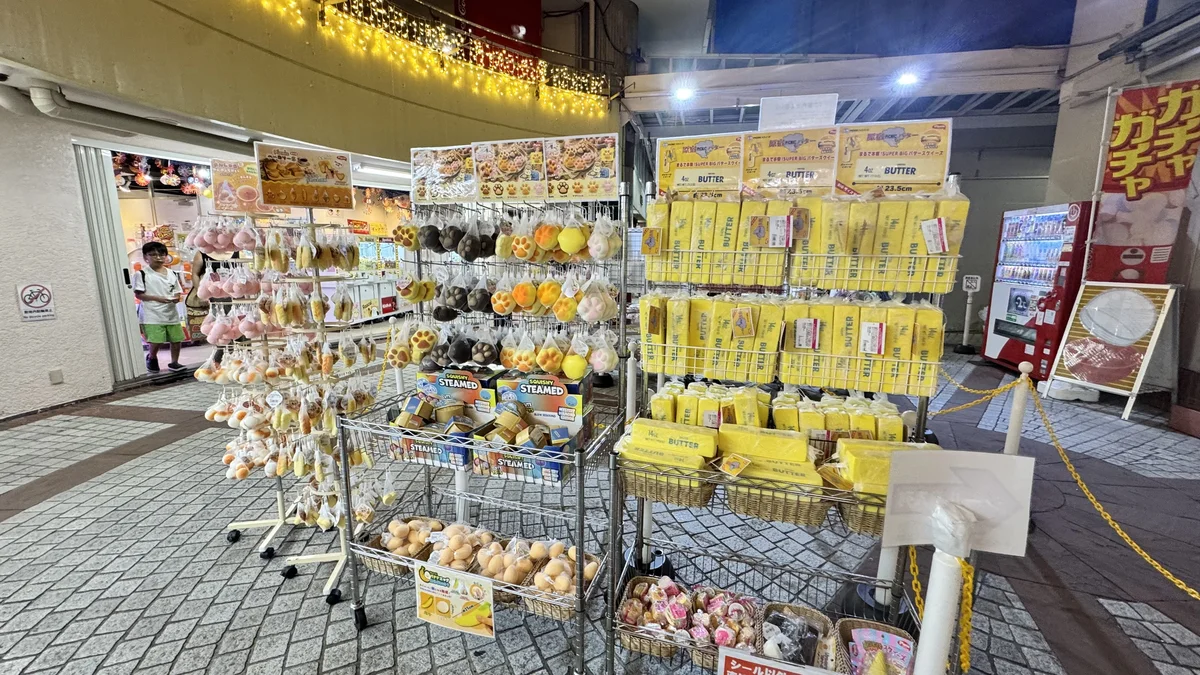 店頭のワゴンに並ぶ特大バタースクイーズとにくきゅうパンスクイーズ、バナナスクイーズ