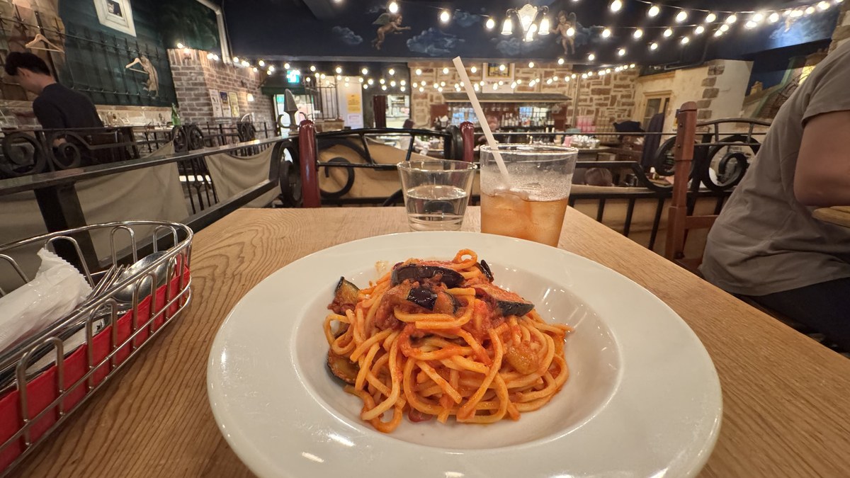 "Café La Bohème" in Omotesando is a cave-like, hidden Italian gem—with an affordable lunch waiting at the top of the stairs