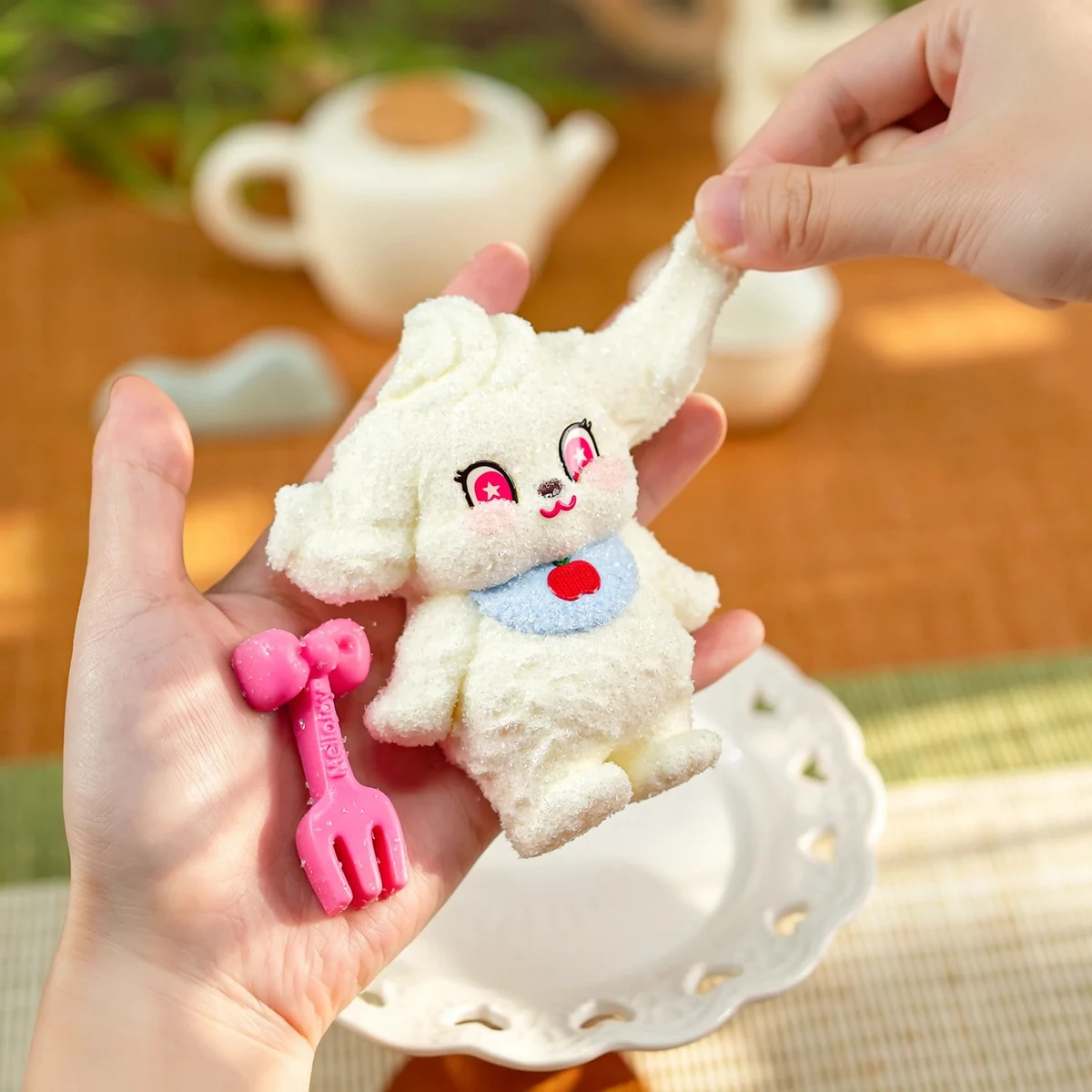 メロジョイ クリームわん 手のひらに乗せて耳を引っ張っているシーン