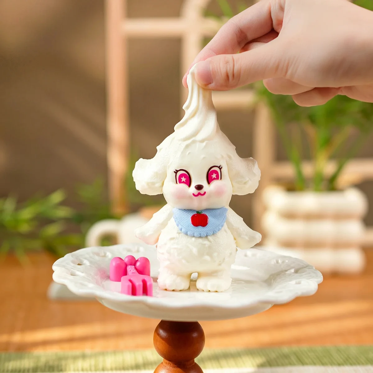 メロジョイ クリームわん 頭のソフトクリーム部分をつまんで引き上げているシーン