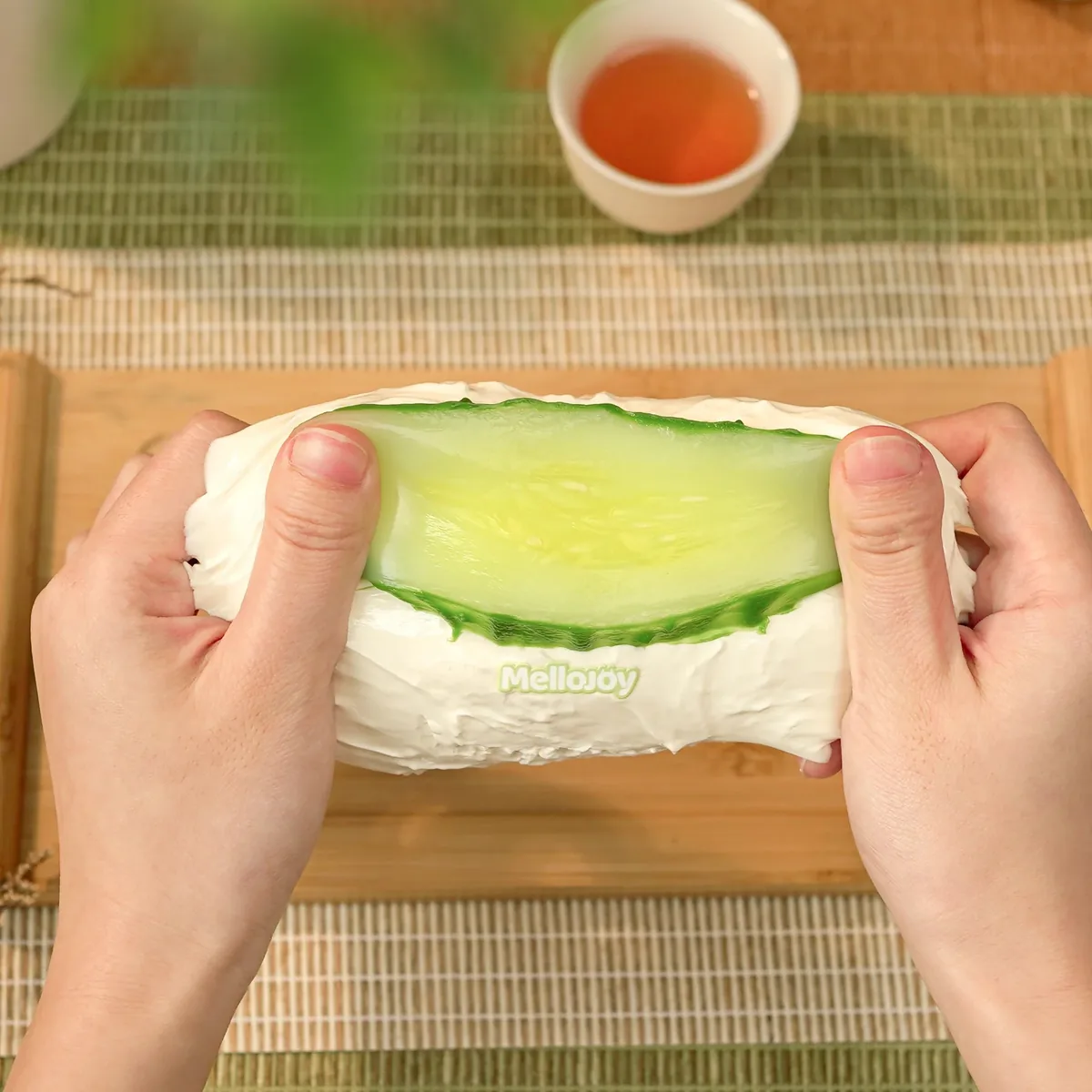 メロジョイ 大福シリーズ きゅうり味を両手で引き伸ばしているシーン