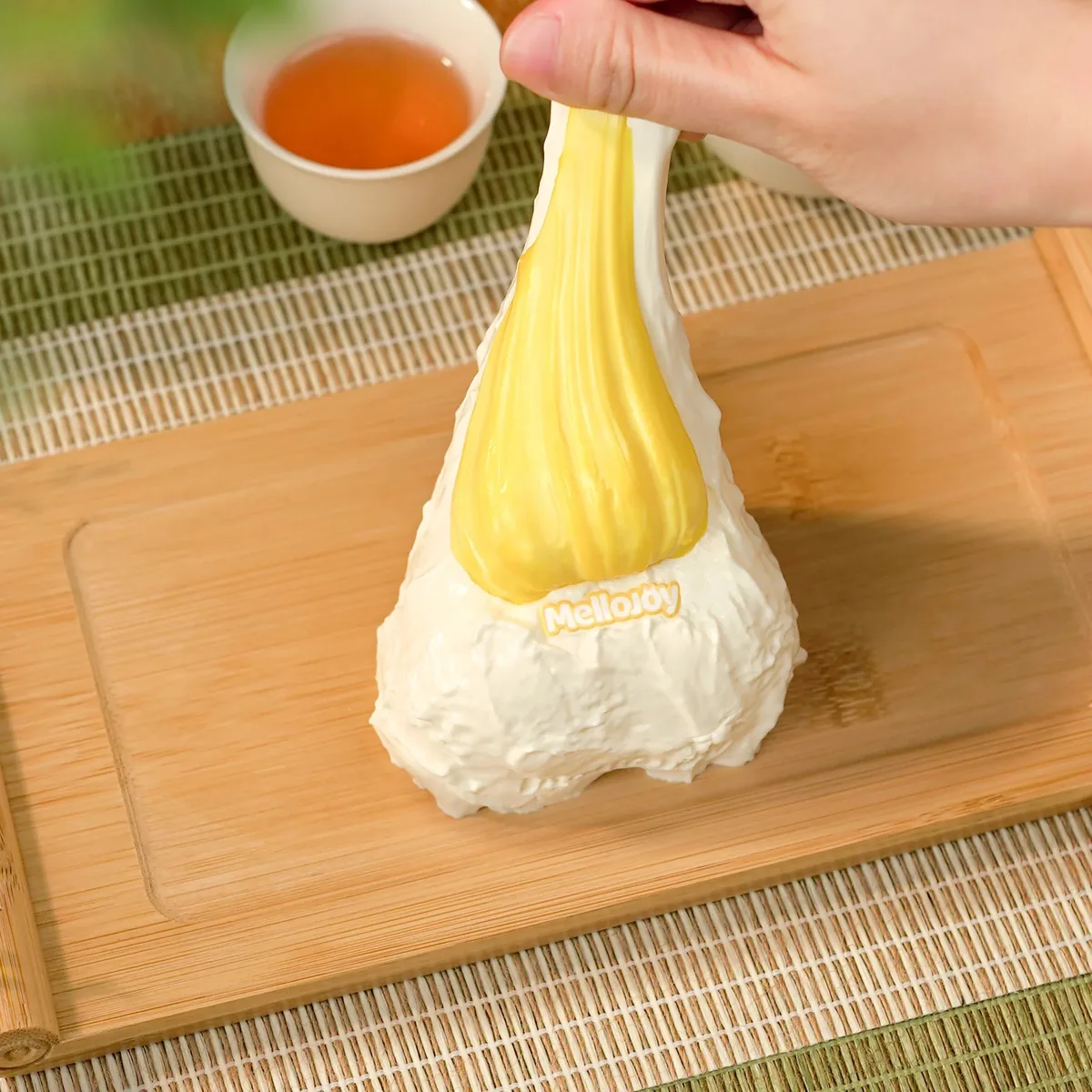 メロジョイ 大福シリーズ ドリアン味を上に引き伸ばしているシーン