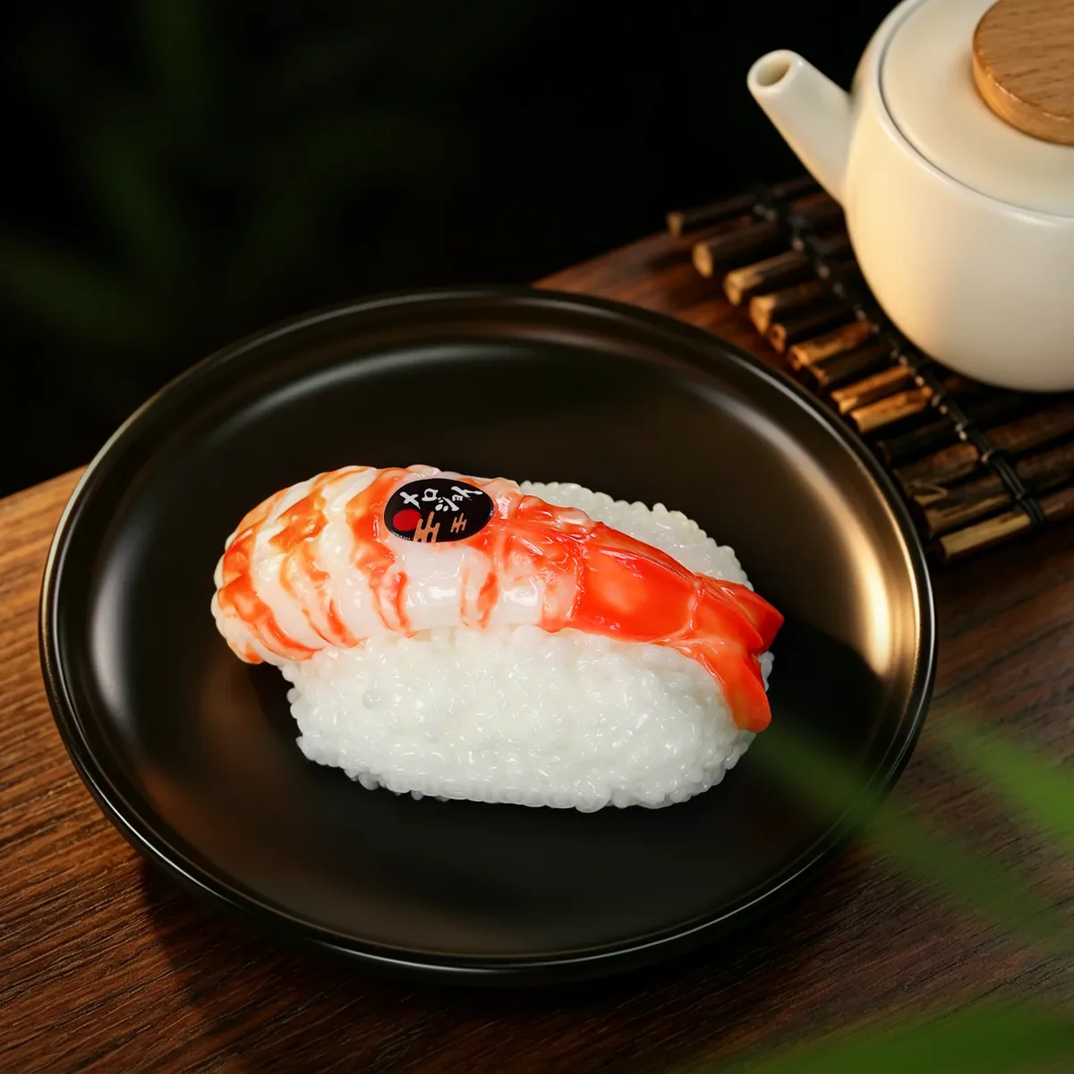 メロジョイ 極み・鮨 海老にぎり 黒いお皿と急須のスタイリング