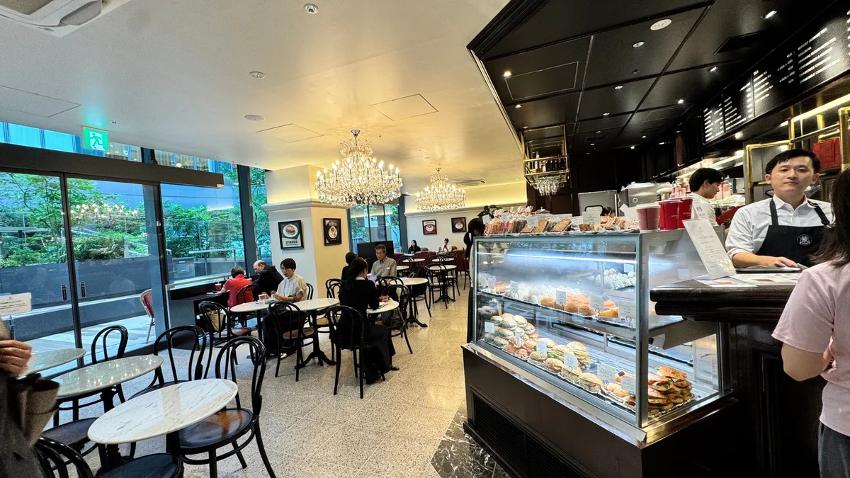 アンティコカフェ アルアビスの店内全景。ショーケースとスタッフ、着席する客の様子