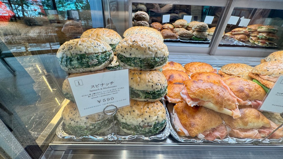 We Tried the Popular Spinner That's Trending on Social Media! Shibuya Akshu Antico Cafe Al Abis