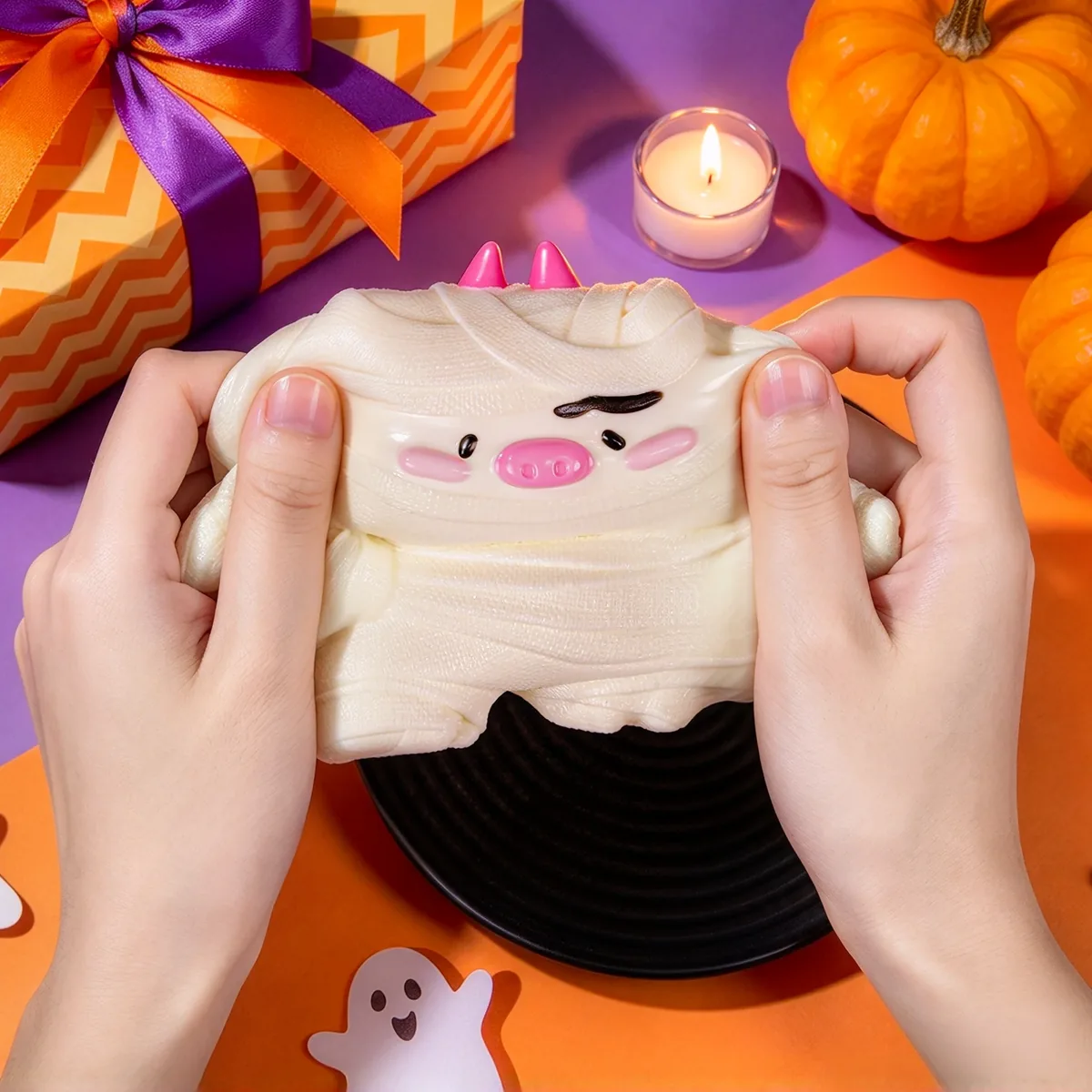 Mellojoy もちもちもち ハッピー・メロウィーン ミイラ豚を両手で押しているシーン